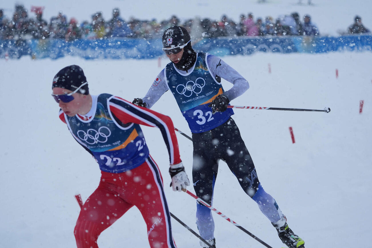 男子団体スプリント　後半距離で山本（右）は力走する（撮影・パオロ　ヌッチ）