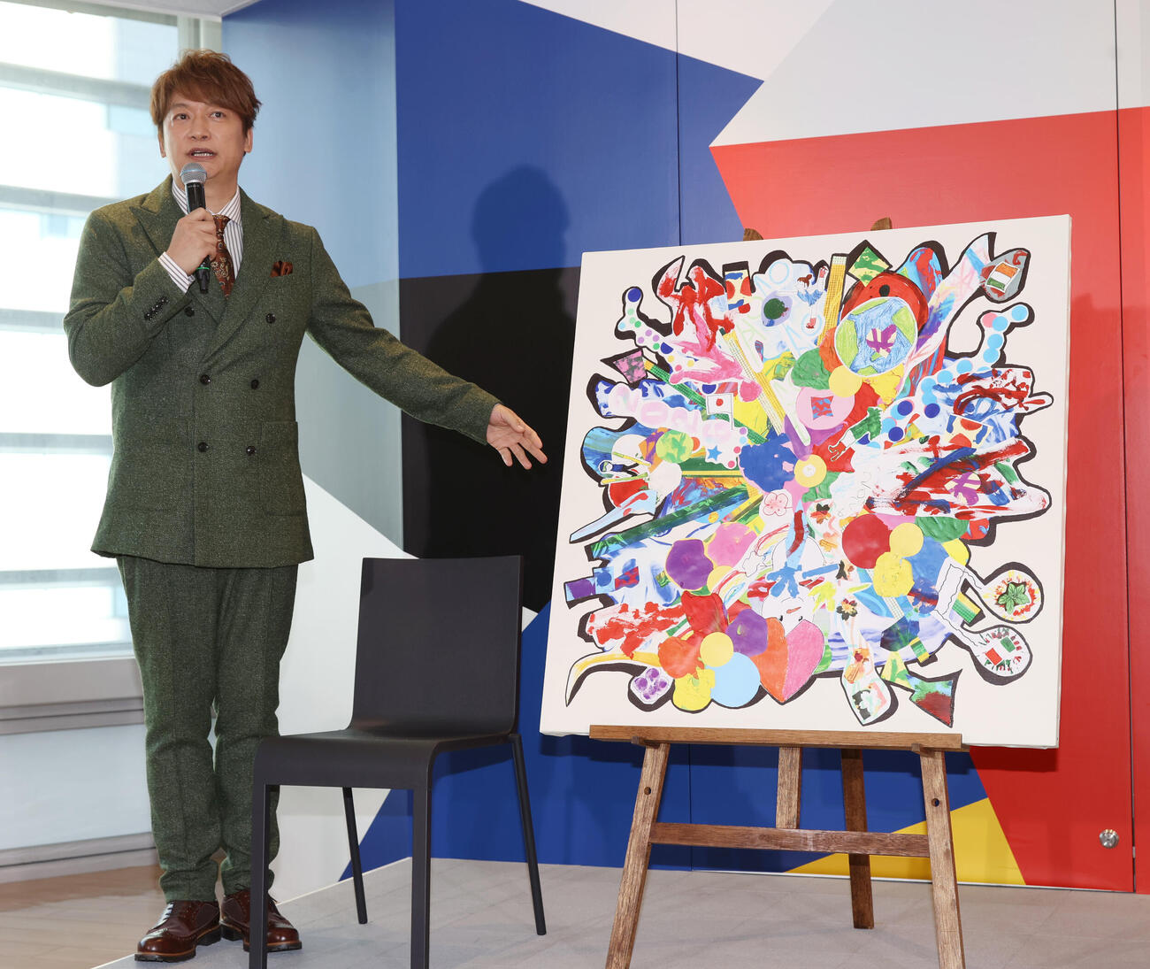 「応援のチカラプロジェクト」メッセージ・アート贈呈式で、あいさつするスペシャルアンバサダー香取慎吾（撮影・柴田隆二）