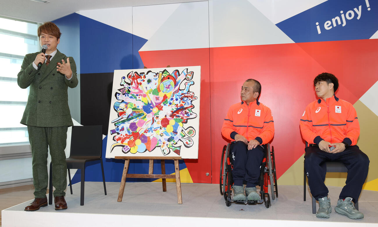「応援のチカラプロジェクト」メッセージ・アート贈呈式で、あいさつするスペシャルアンバサダー香取慎吾（左）、中島洋治選手（中央）、岡本圭司選手（撮影・柴田隆二）