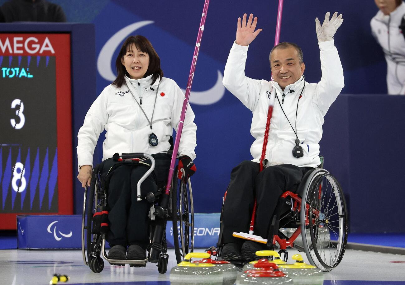 エストニアのペアに8－3で勝ち、喜びを分かち合う日本の小川亜希、中島洋治組（ロイター）