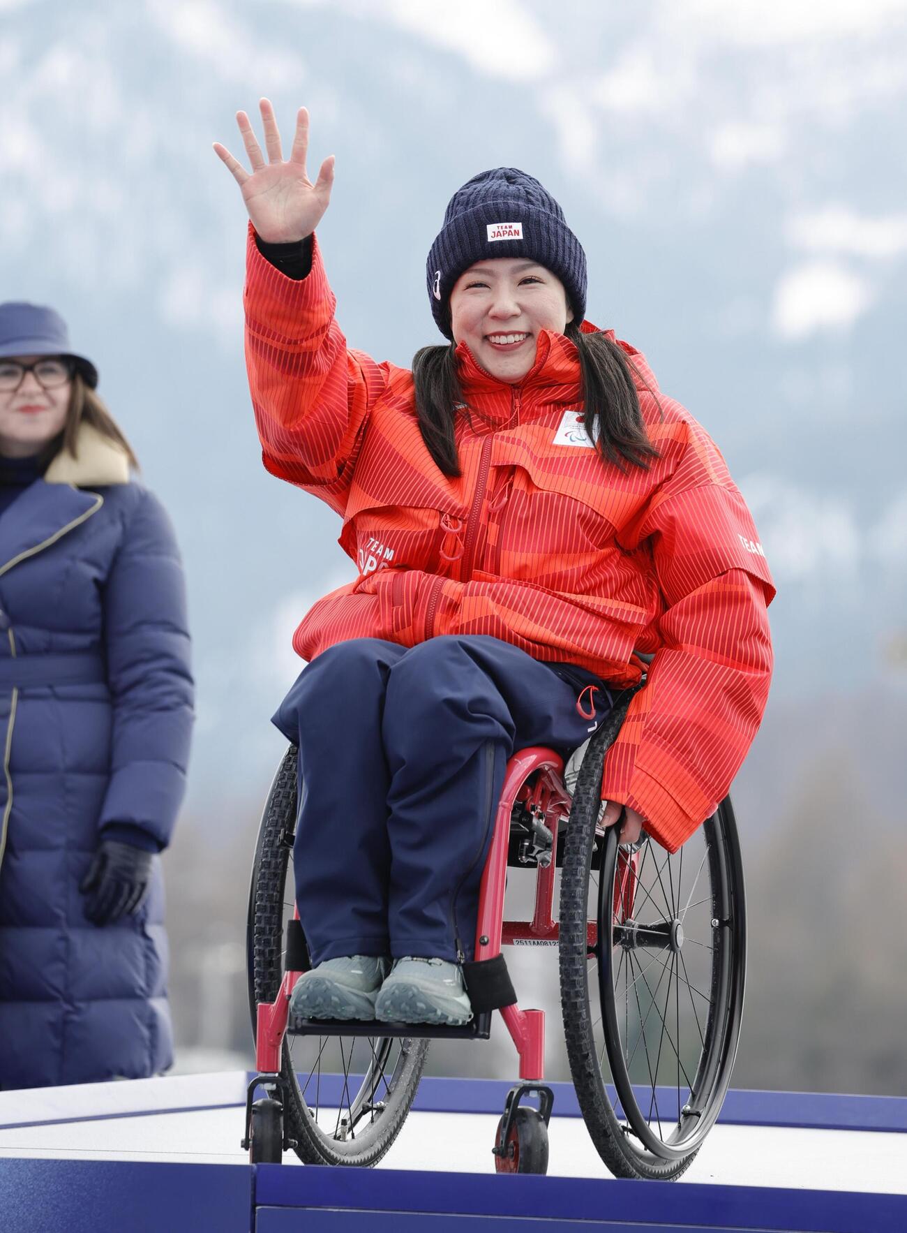 女子スーパー大回転座位で銀メダルを獲得し、表彰式で笑顔を見せる村岡桃佳（共同）