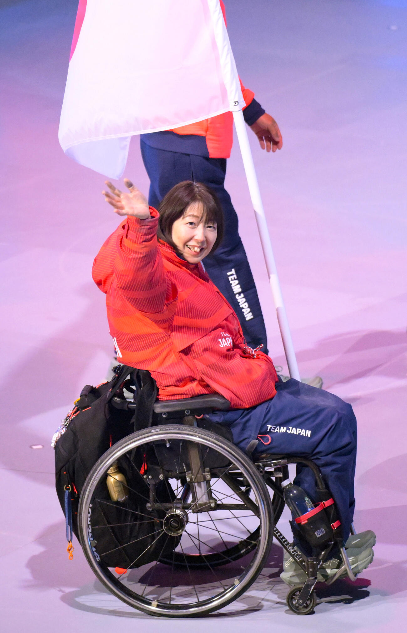 ミラノ・コルティナ冬季パラリンピックの閉会式で入場する旗手の小川亜希＝15日、イタリア・コルティナダンペッツォ（共同）