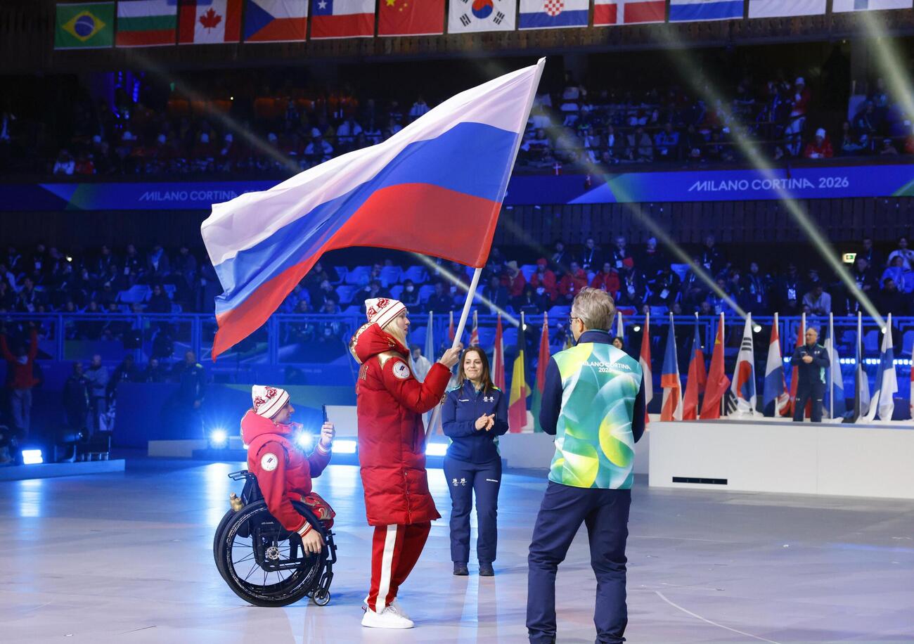 閉会式で入場するロシアの旗手＝15日、イタリア・コルティナダンペッツォ（共同）