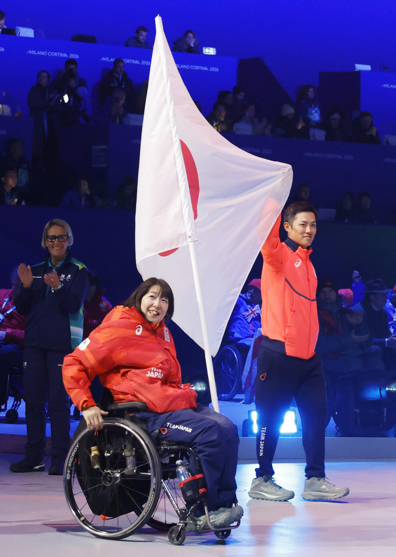 ミラノ・コルティナ冬季パラリンピックの閉会式で入場する、旗手の小川亜希（左）と小須田潤太（共同）