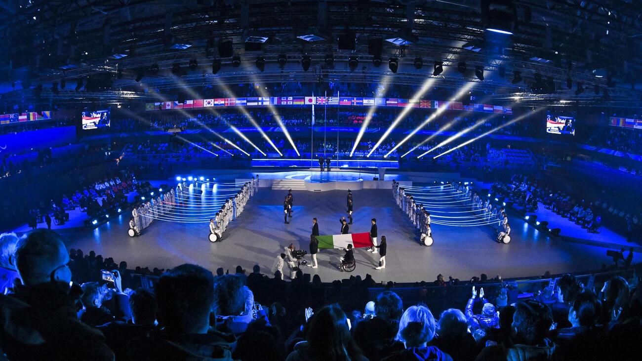 ミラノ・コルティナ冬季パラリンピックの閉会式会場に入場するイタリア国旗（共同）