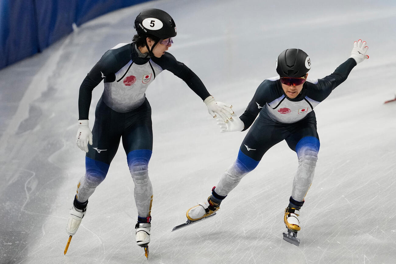 混合リレー予選　宮田将吾（左）と吉永一貴（AP）