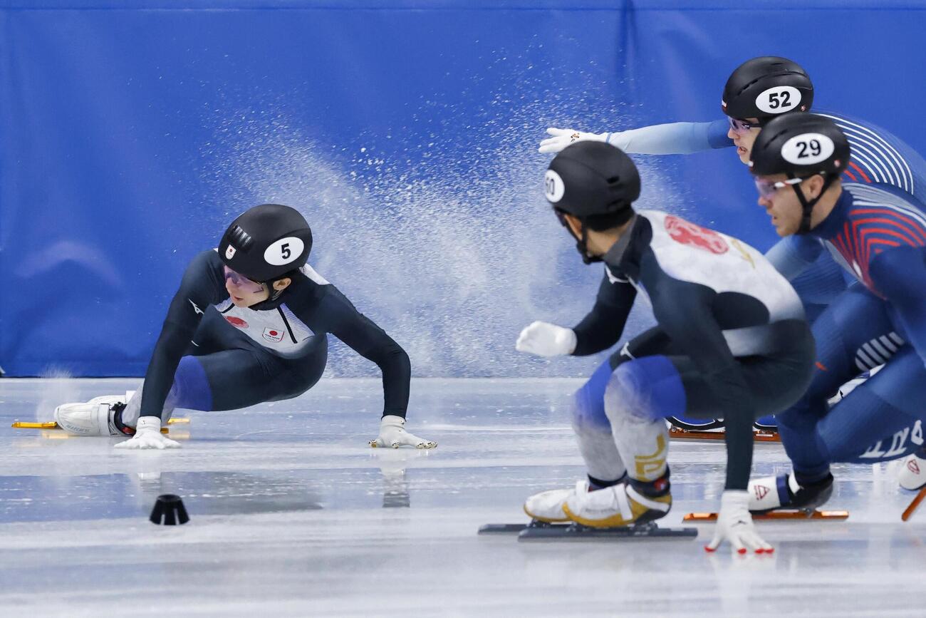 混合リレー予選　転倒する宮田将吾（左端）（共同）