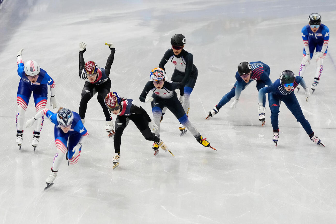 混合リレー予選　左から米国、韓国、日本、フランス（AP）