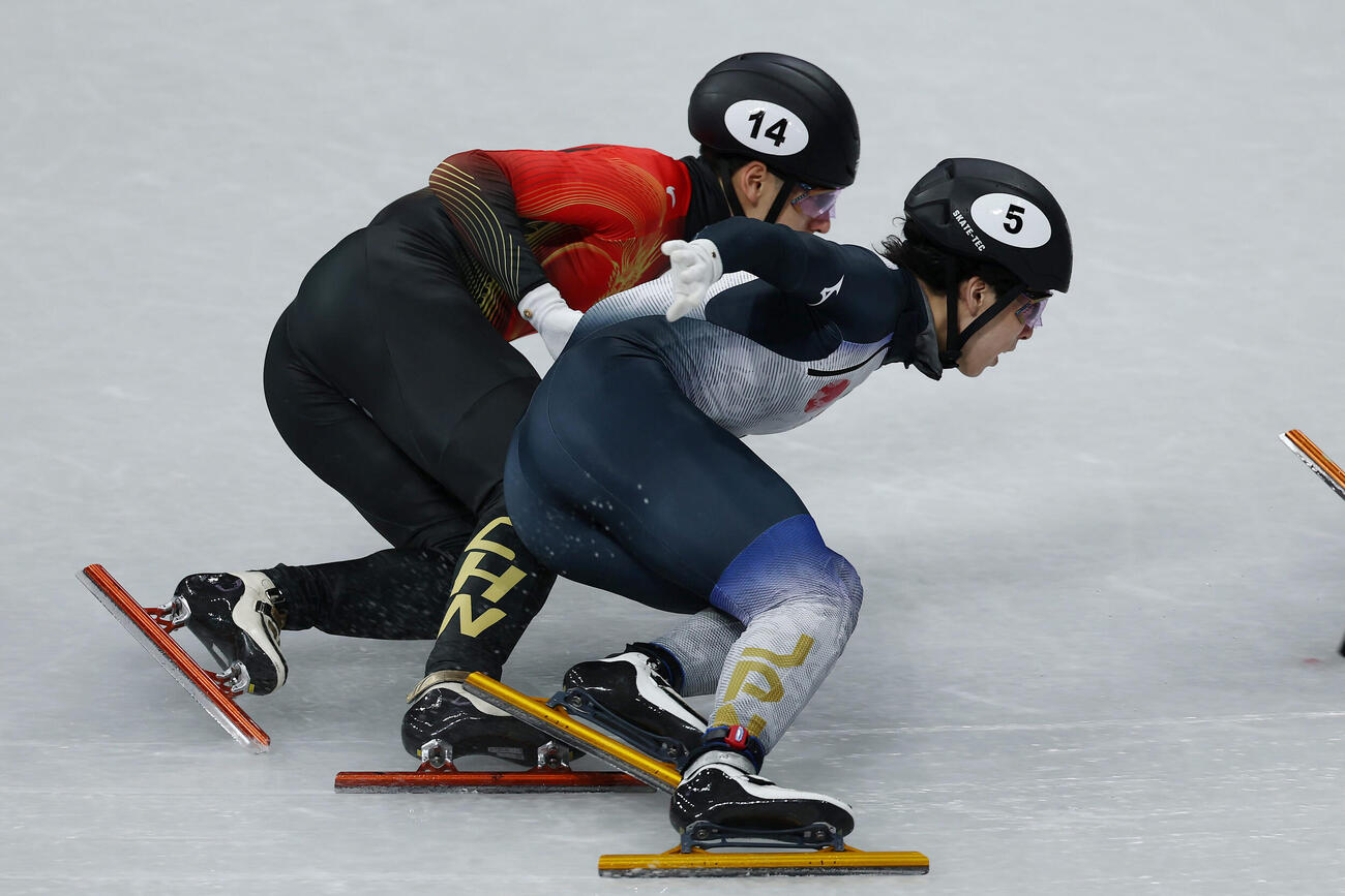 中国の選手と接触する宮田（右）（撮影・前田充）