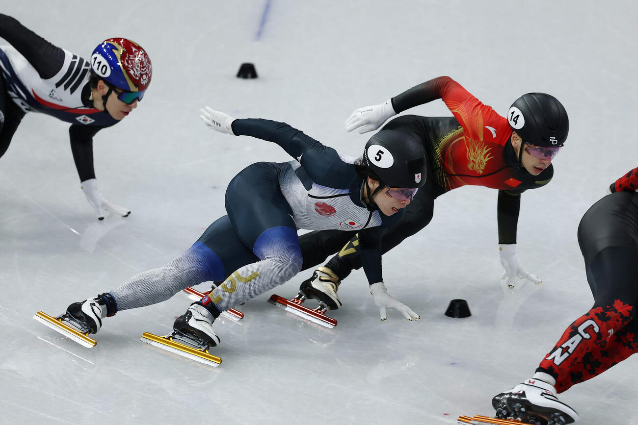 中国の選手と接触する宮田（中央）（撮影・前田充）
