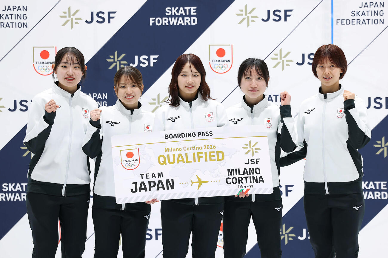 ショートトラック女子代表の左から金井莉佳、長森遥南、中島未莉、渡辺碧、平井亜実（2025年12月撮影）