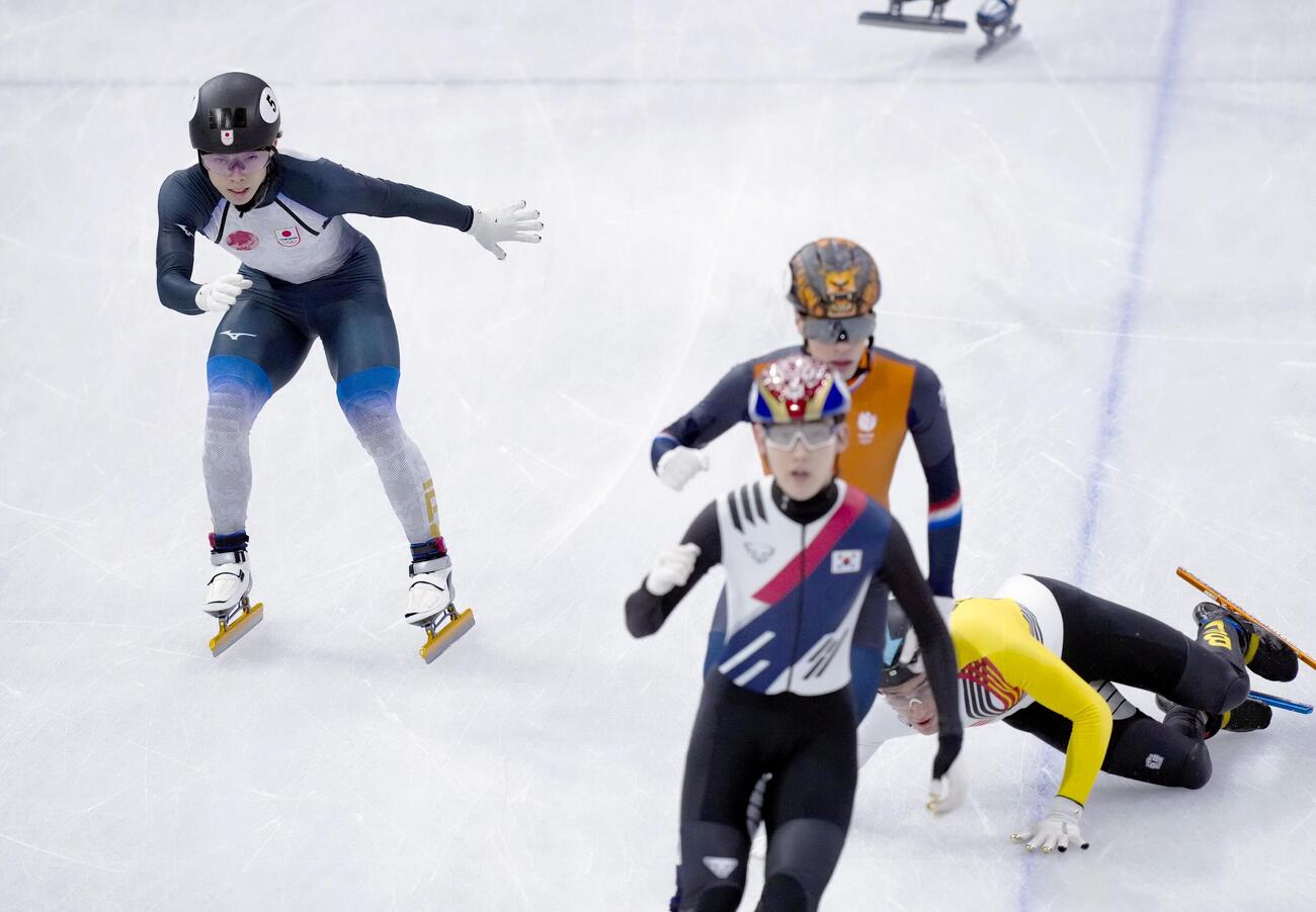 男子5000メートルリレー予選　最下位でゴールする宮田将吾（左端）（共同）
