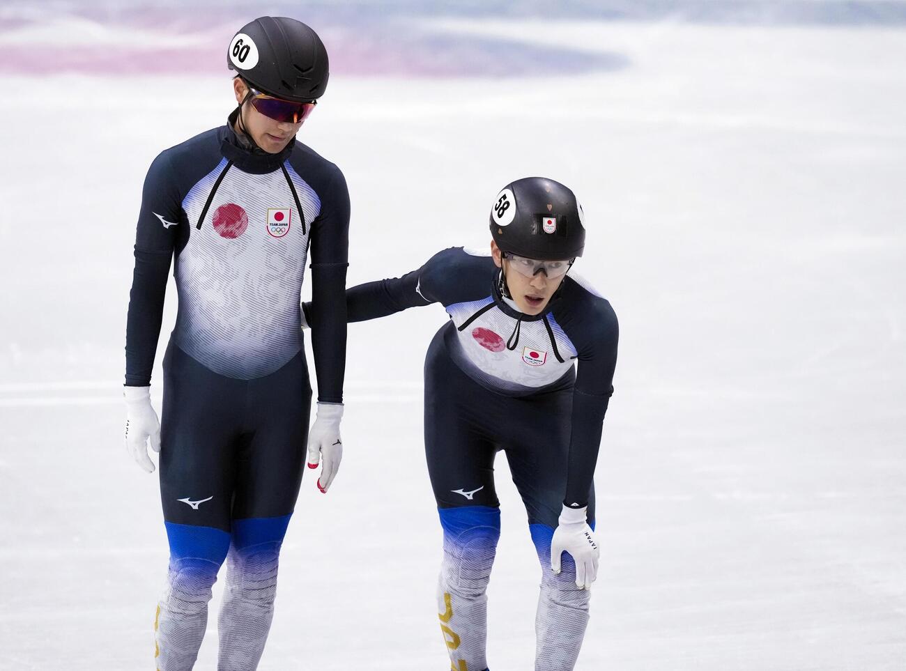 男子5000メートルリレー予選のレースを終え、引き揚げる吉永一貴（左）と渡辺啓太（共同）
