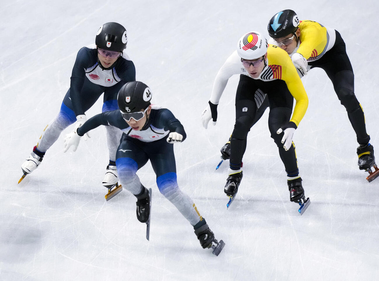 男子5000メートルリレー予選　宮田将吾（左端）からタッチを受ける岩佐暖（共同）