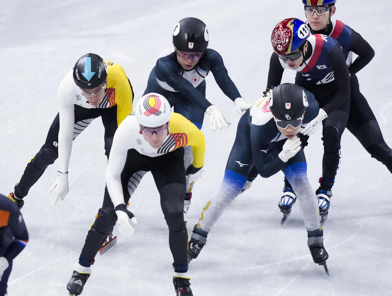 男子5000メートルリレー予選　宮田将吾（奥中央）からタッチを受ける岩佐暖（共同）
