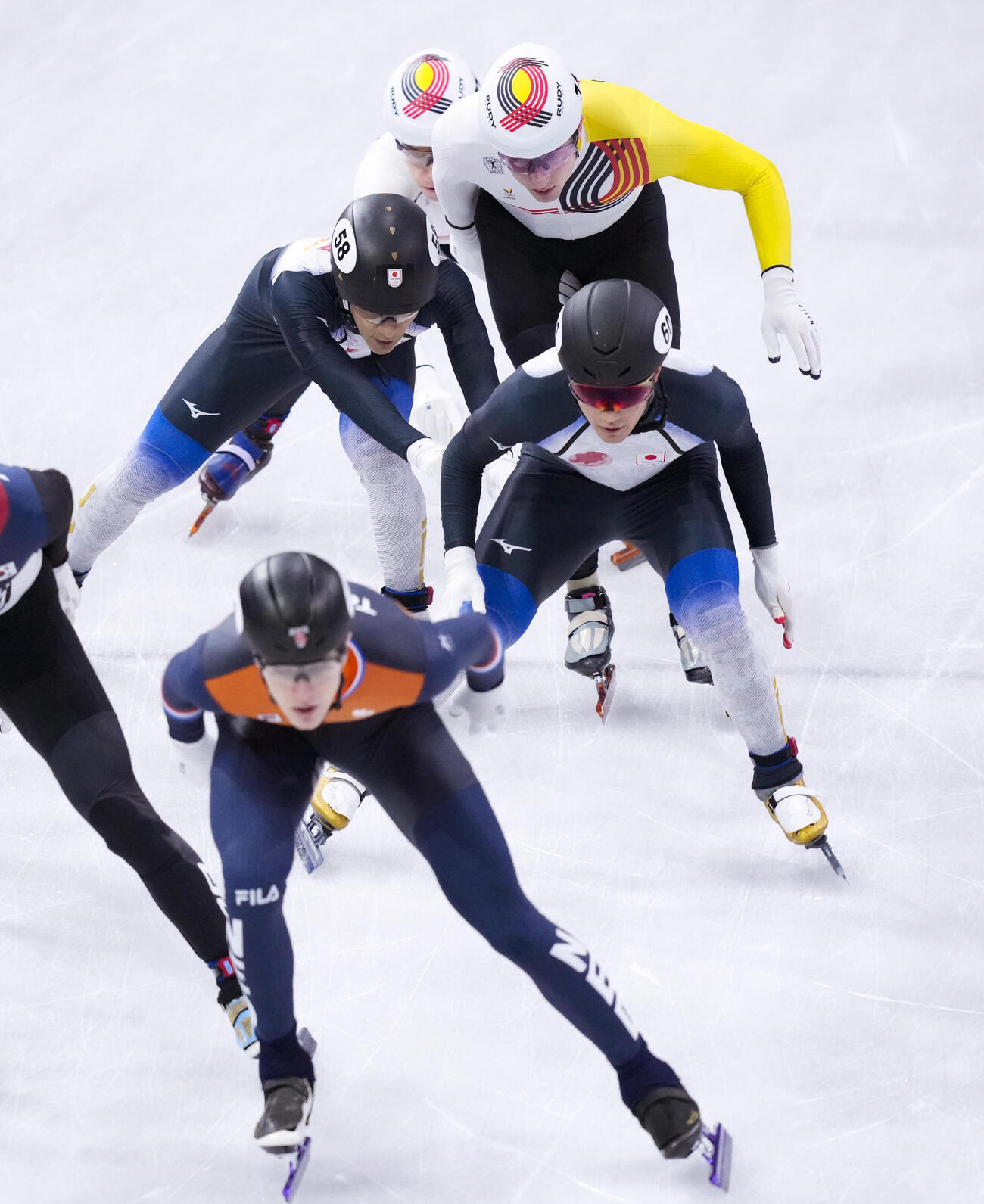 男子5000メートルリレー予選　渡辺啓太（中央左）からタッチを受ける吉永一貴（共同）
