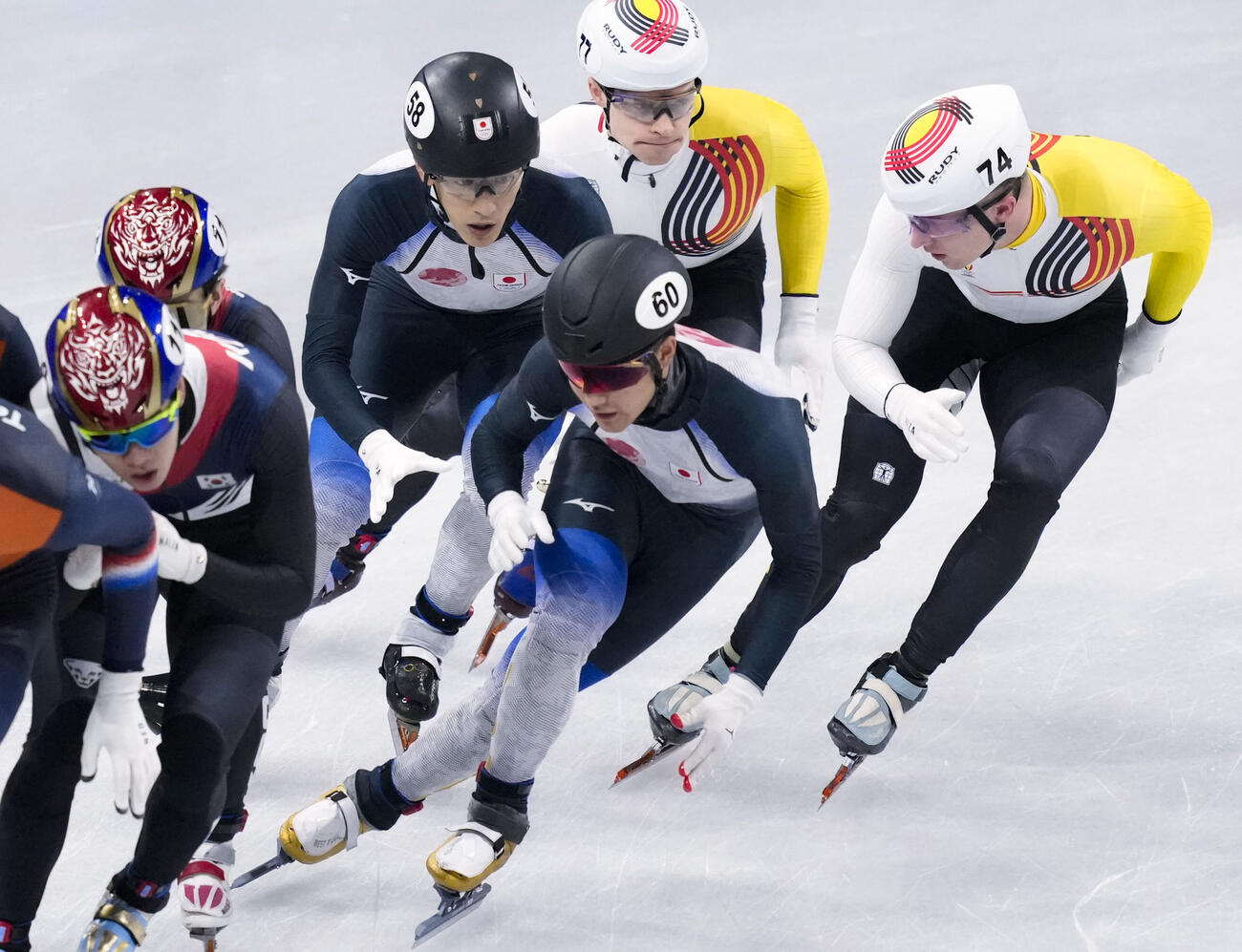 男子5000メートルリレー予選　渡辺啓太（中央左）からタッチを受ける吉永一貴（共同）