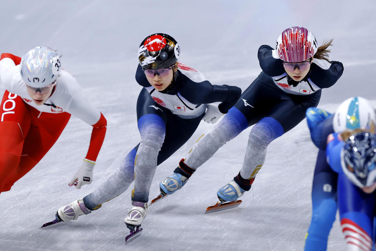 ショートトラック女子1500メートル　予選を通過した長森遥南（右）と、予選敗退の中島未莉（共同）