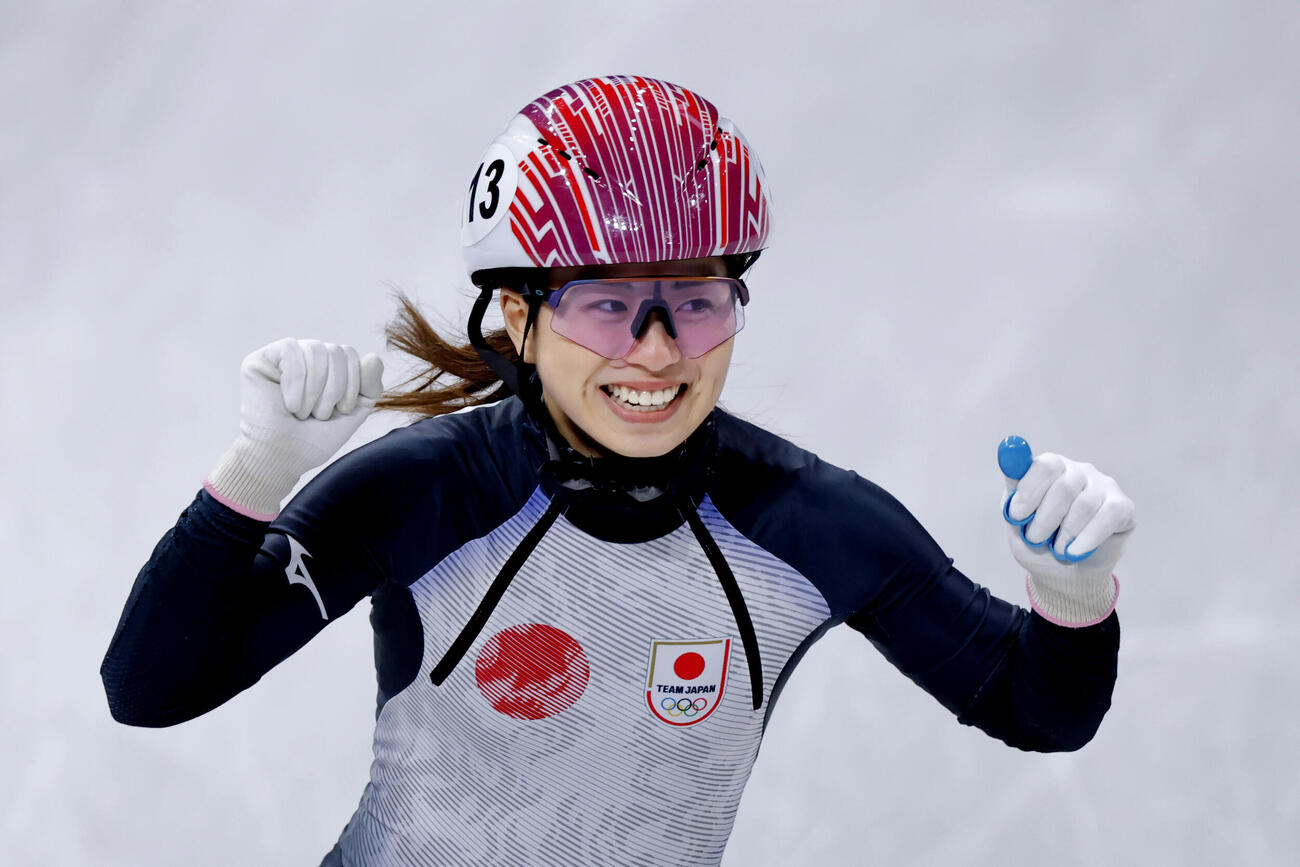 ショートトラック女子1500ｍ　予選を突破し、ガッツポーズを見せる長森遥南（共同）