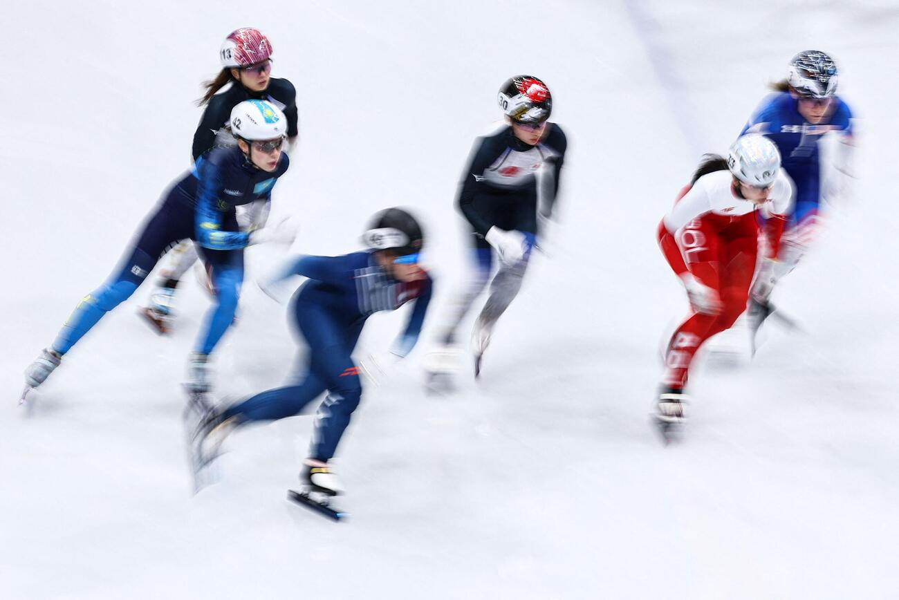 ショートトラック女子1500メートル予選　予選を2位で通過した長森遥南（左奥）（ロイター）