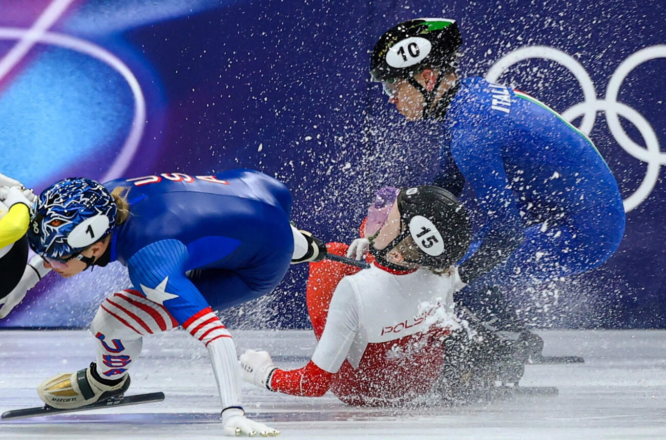 ショートトラック女子1500メートル予選　転倒するカミラ・セリエル（中央）（ロイター）