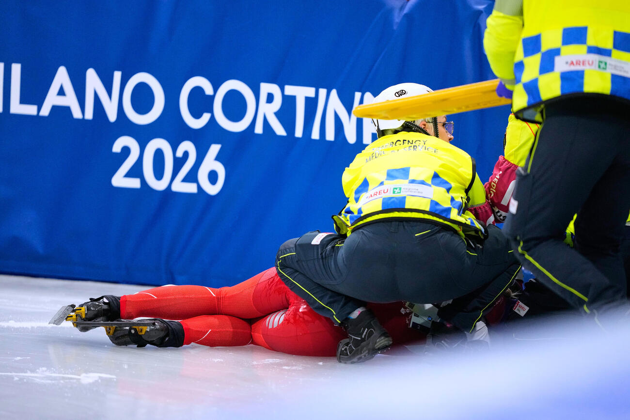 ショートトラック女子1500ｍ　予選で転倒し救護を受ける、ポーランドのカミラ・セリエル（AP）