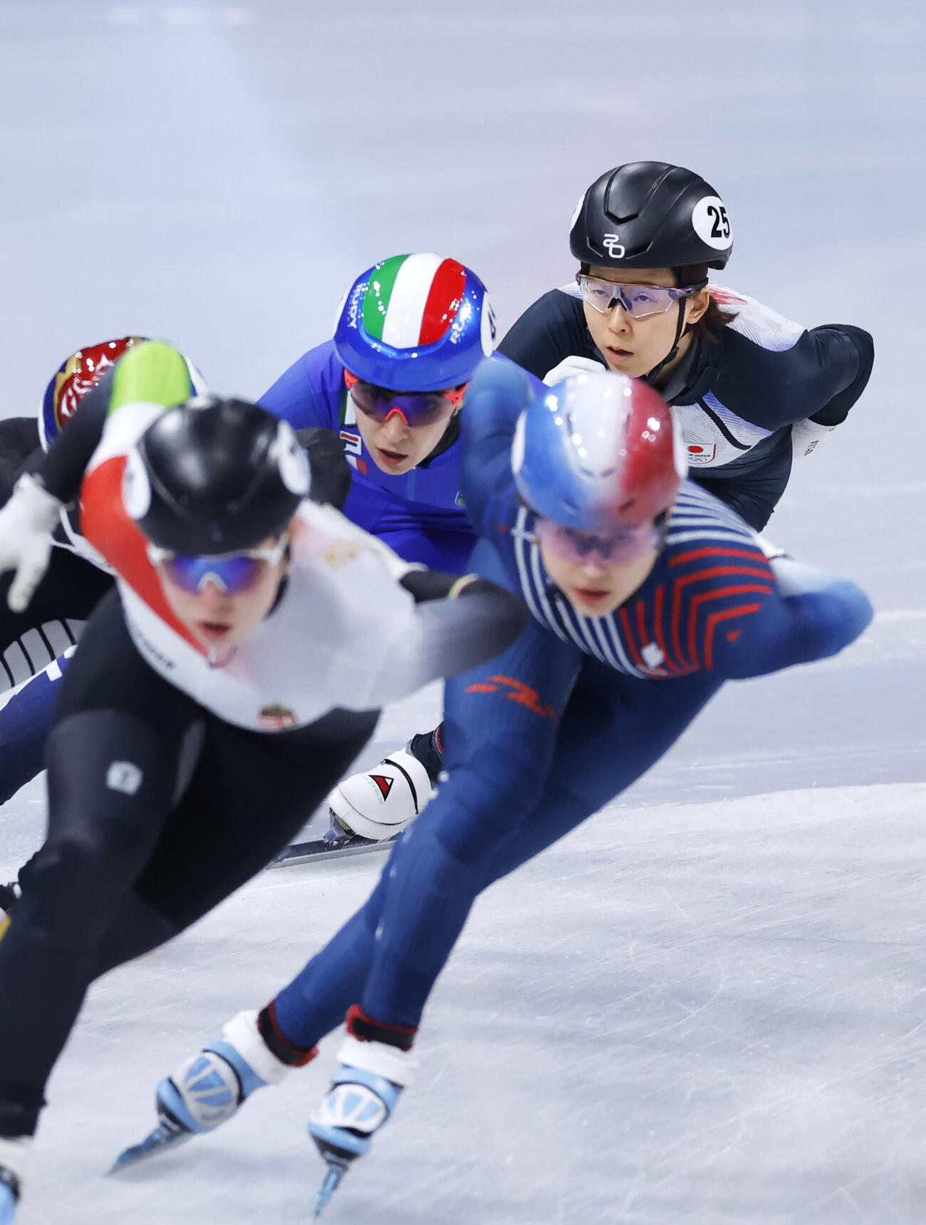 ショートトラック女子1500メートル予選　5位に終わった平井亜実（奥）（共同）
