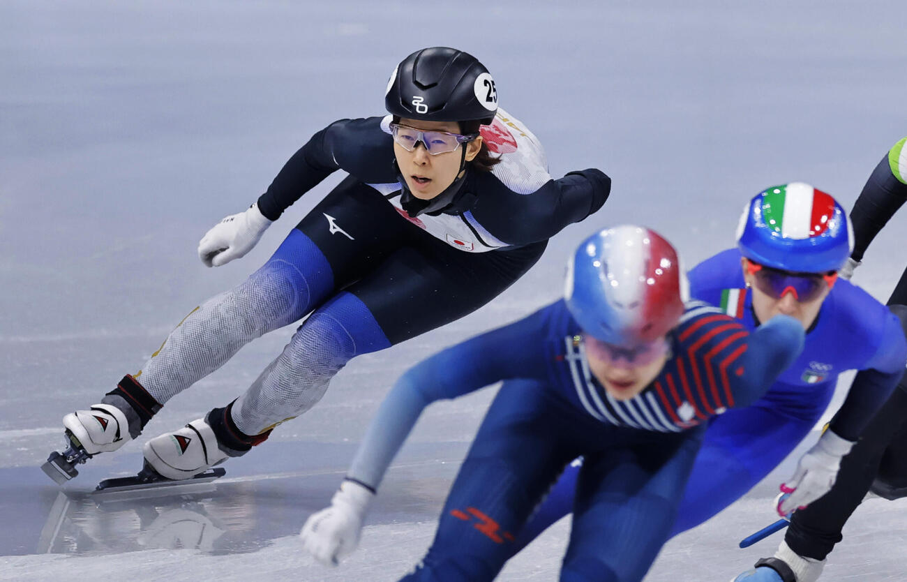 ショートトラック女子1500メートル予選　5位に終わった平井亜実（左）（共同）