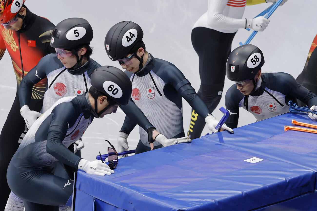 男子5000メートルリレー順位決定戦のレースを終えた（上左から）宮田将吾、岩佐暖、渡辺啓太。下は吉永一貴（共同）