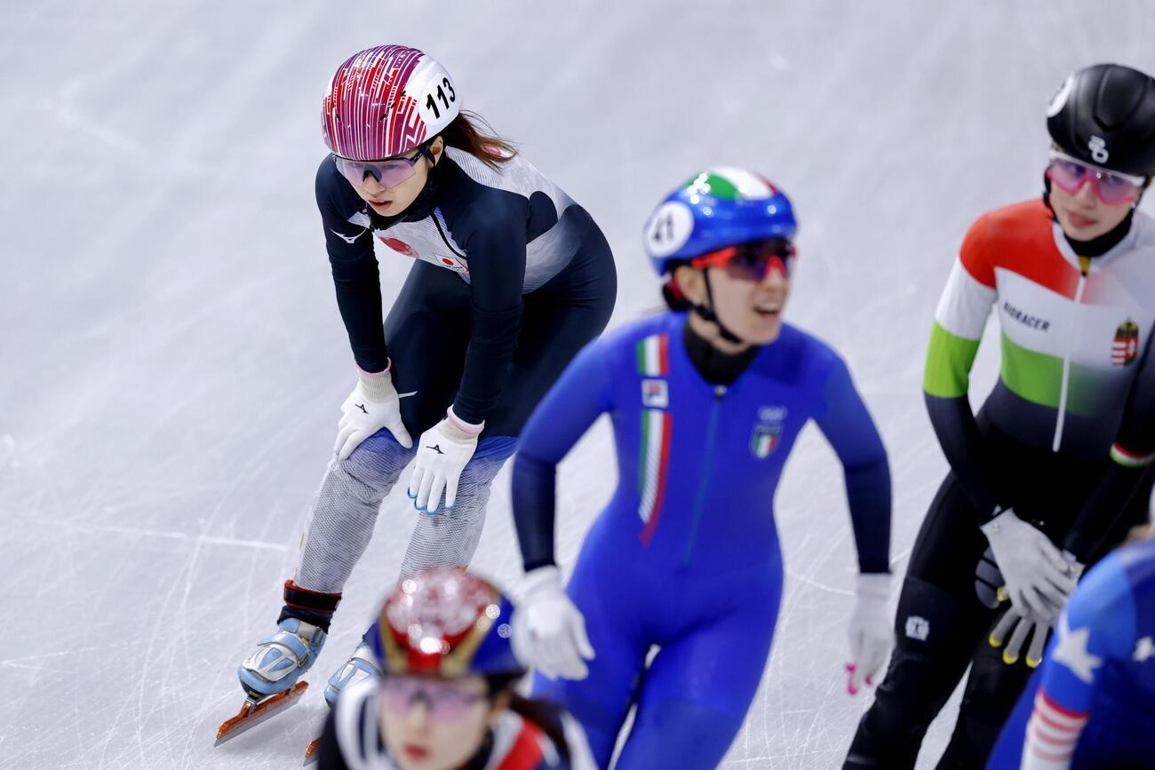 女子1500メートル準決勝のレースを終えた長森遥南（左）（共同）