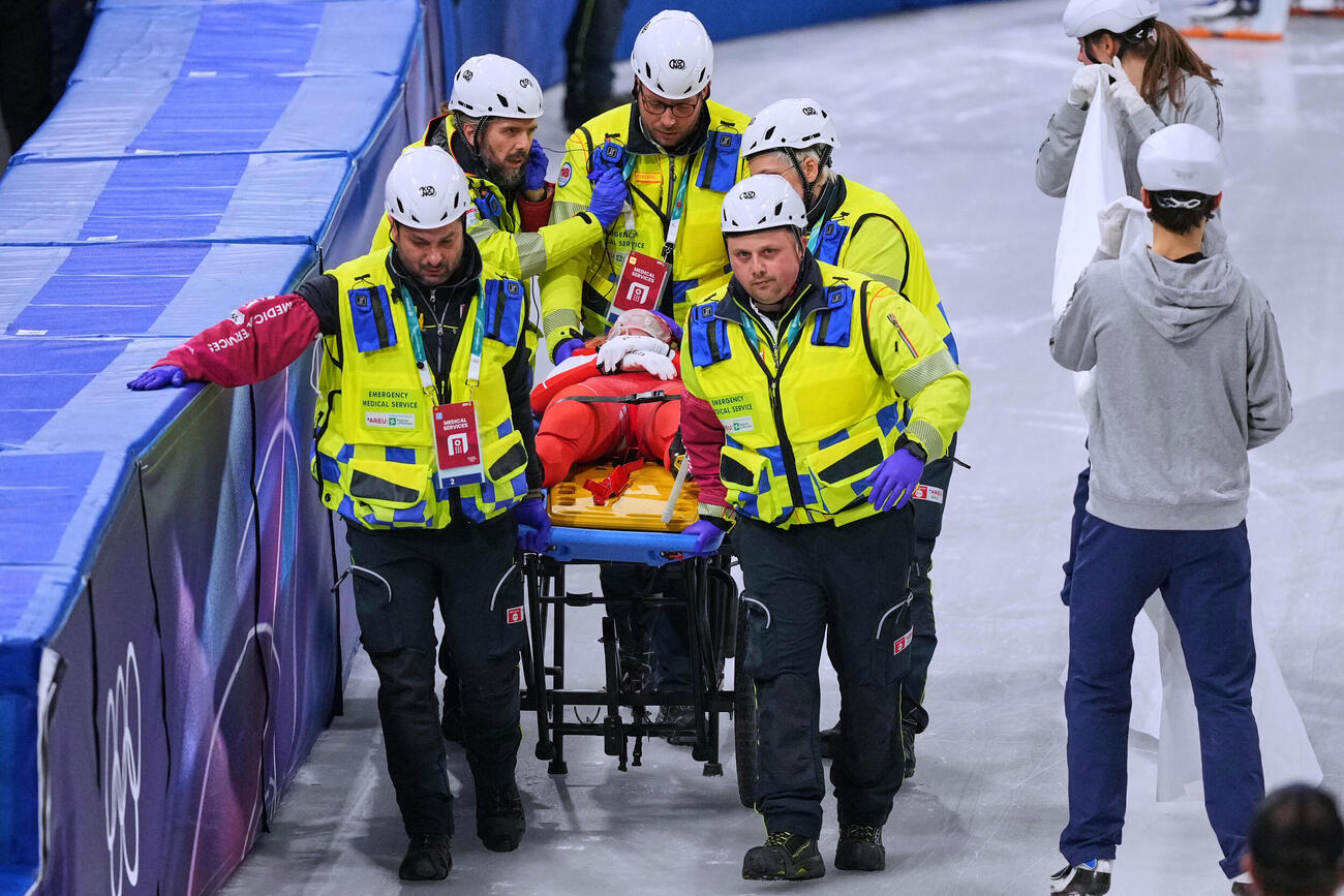 ショートトラック女子1500ｍ　予選で転倒し、担架で運ばれる、ポーランドのカミラ・セリエル（AP）