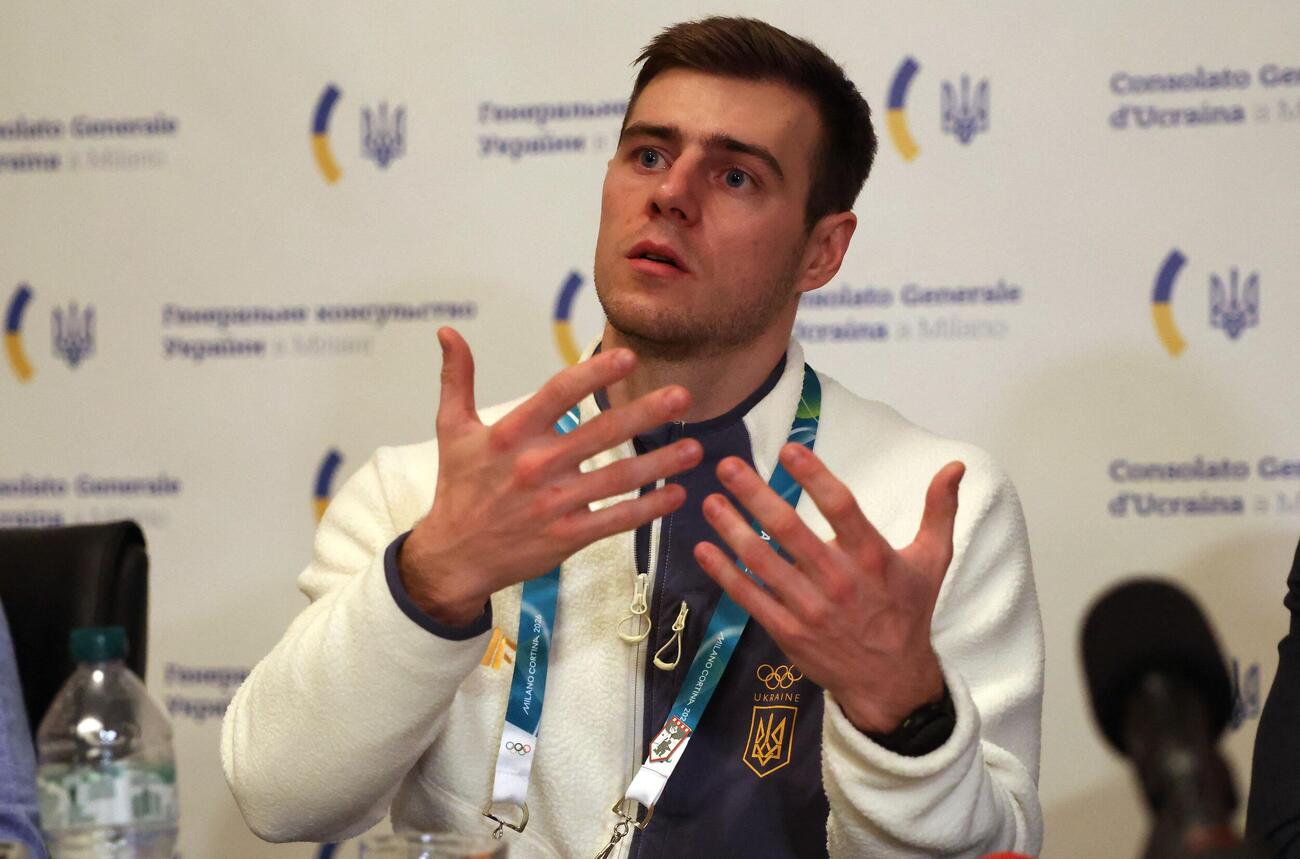 ヘルメット問題で五輪失格となった、ウクライナ代表ウラジスラフ・ヘラスケビッチの記者会見の様子（ロイター）