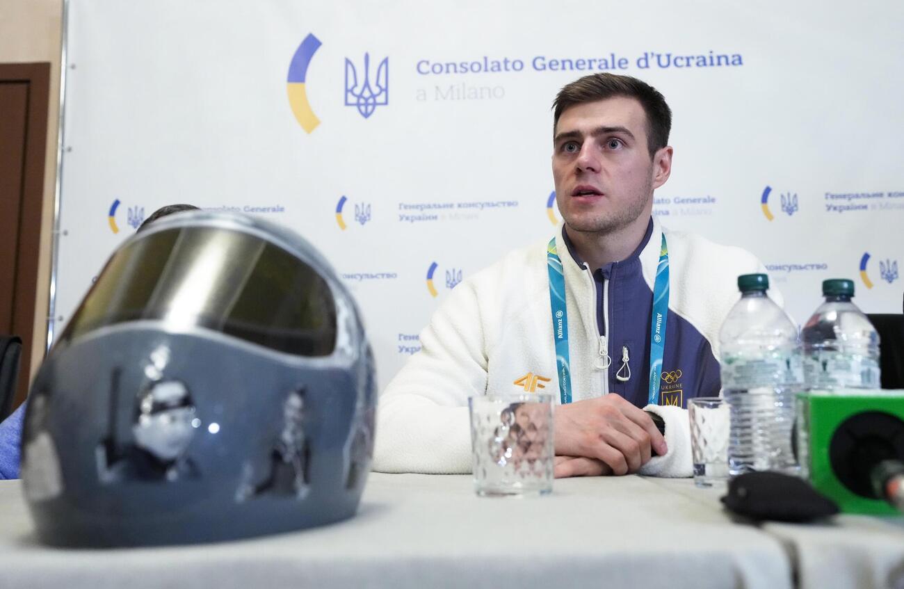 失格処分を受け、記者会見するスケルトン男子ウクライナ代表のウラジスラフ・ヘラスケビッチ（12日、共同）