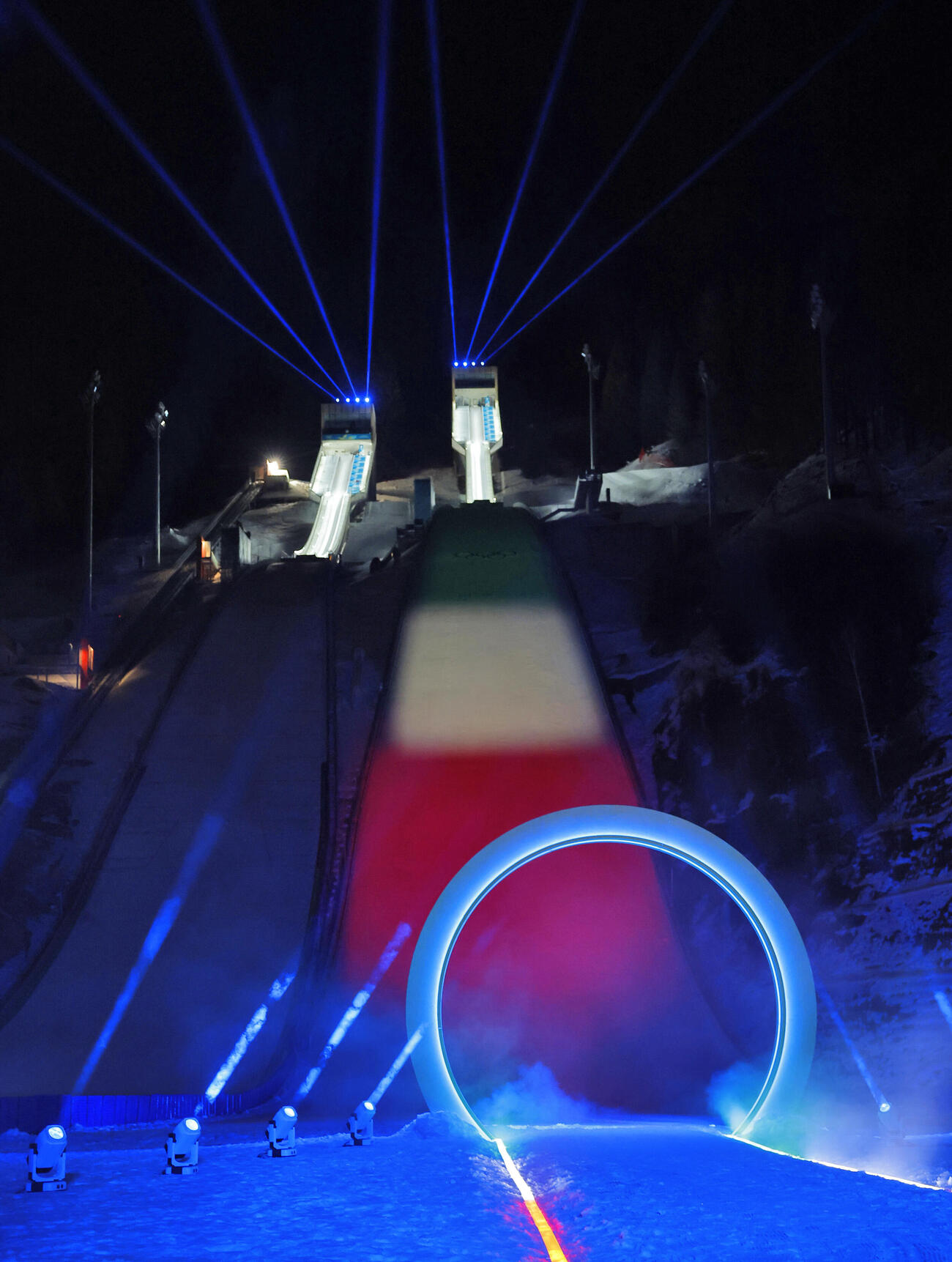ミラノ・コルティナ五輪の開会式で、イタリア国旗カラーに彩られたジャンプ台（代表撮影）