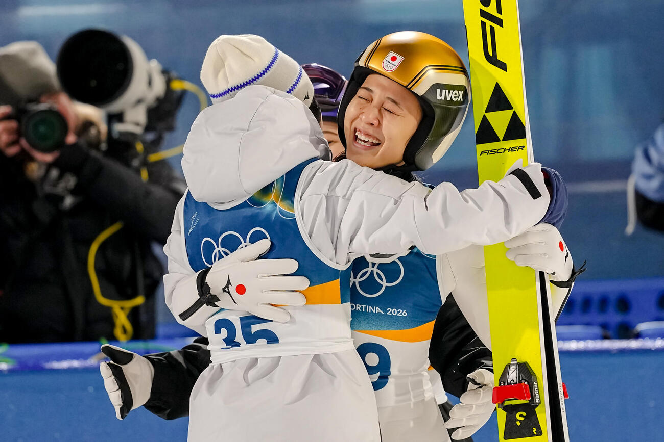丸山希（右）はジャンプ女子ノーマルヒルで銅メダルを獲得（AP)