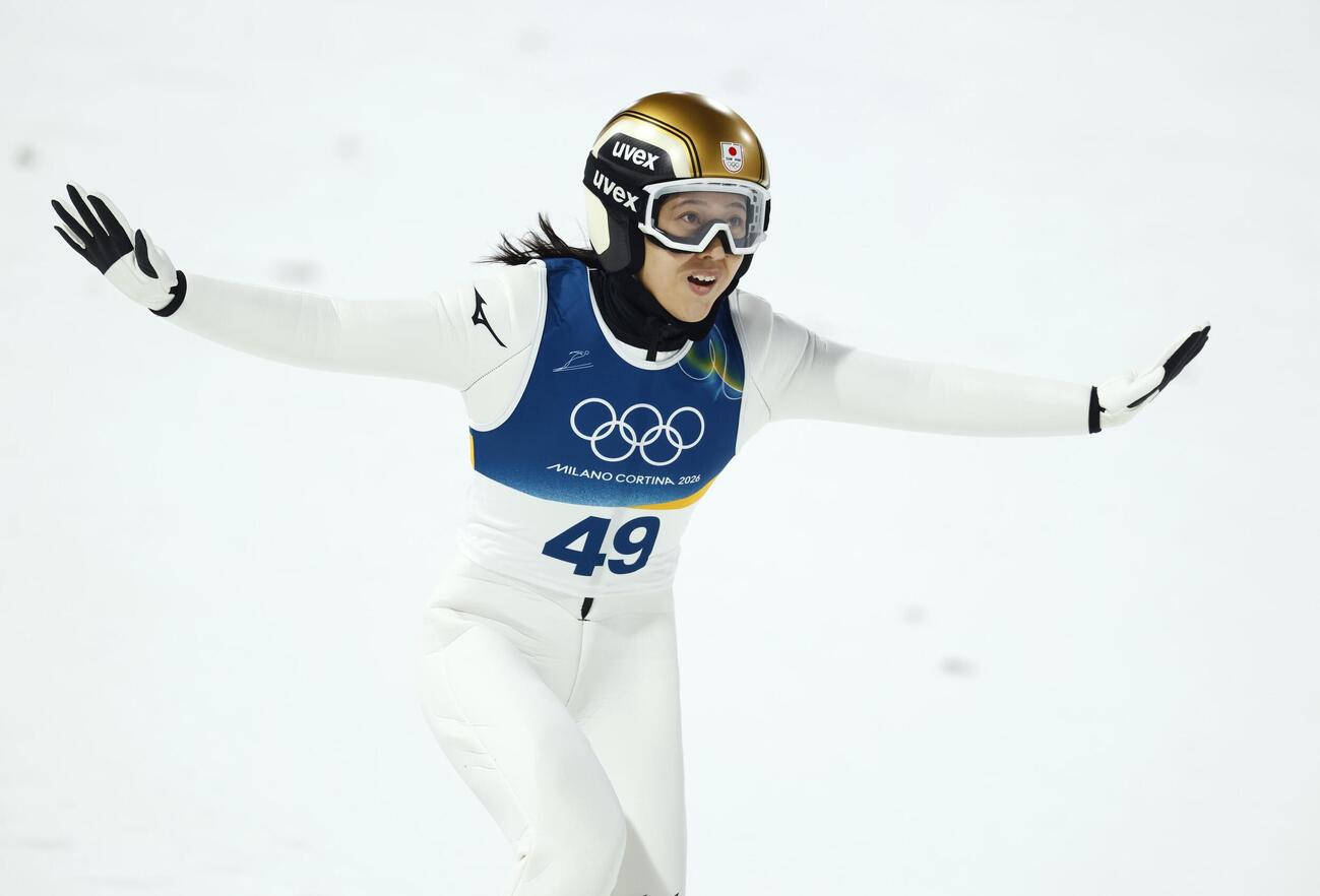 女子個人ノーマルヒル　2回目の飛躍で着地を決めた丸山希。銅メダルを獲得した＝プレダッツォ（共同）