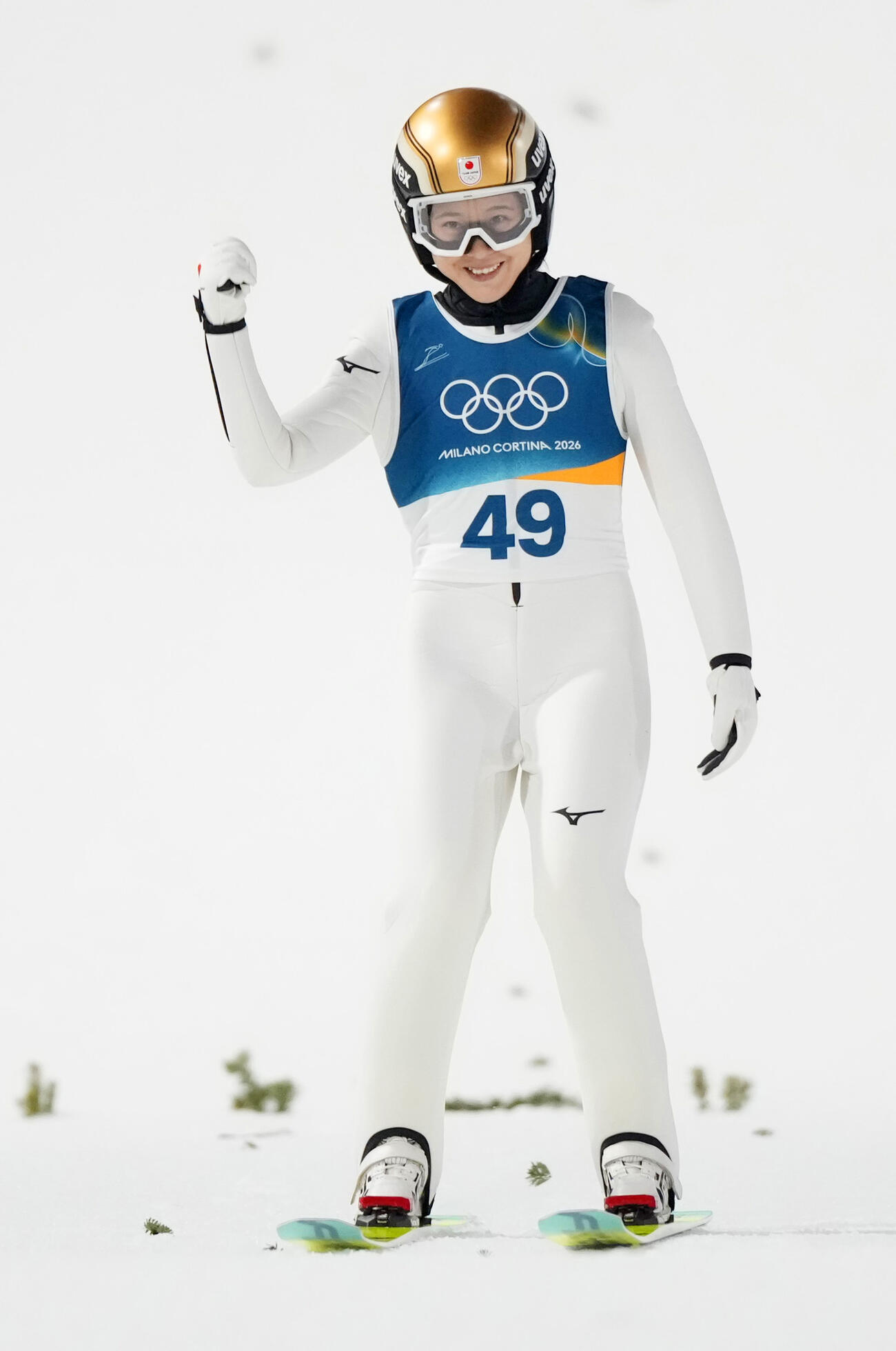 女子個人ノーマルヒル　2回目の飛躍で着地を決めガッツポーズの丸山希。銅メダルを獲得した＝プレダッツォ（共同）