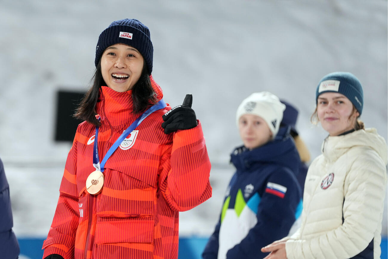 女子個人ノーマルヒル決勝で銅メダルを獲得し笑顔の丸山希（撮影・パオロ　ヌッチ）