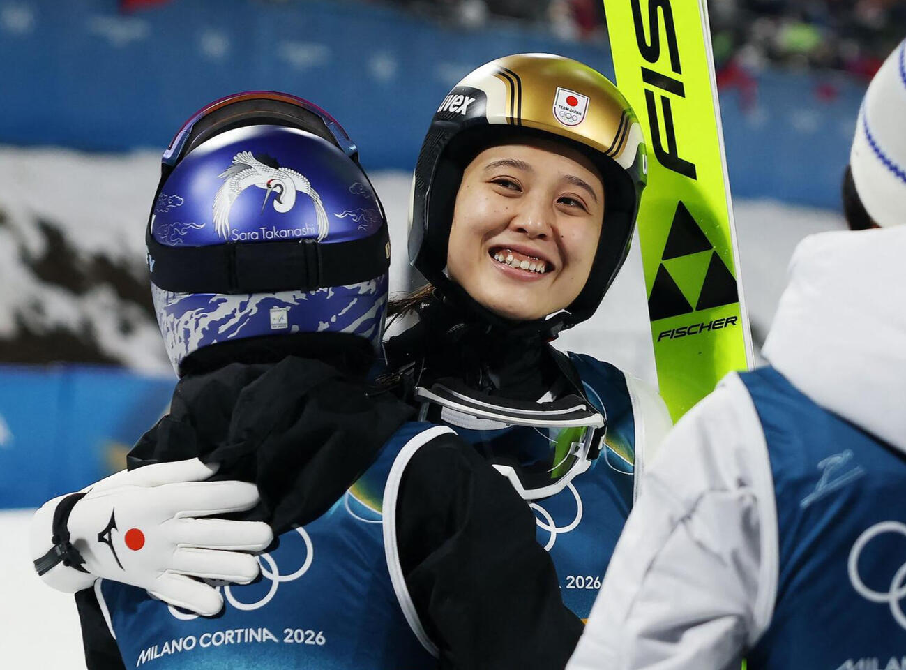 スキージャンプ女子ノーマルヒルで銅メダルを獲得した丸山希(右)は高梨沙羅と抱き合い喜ぶ(ロイター)