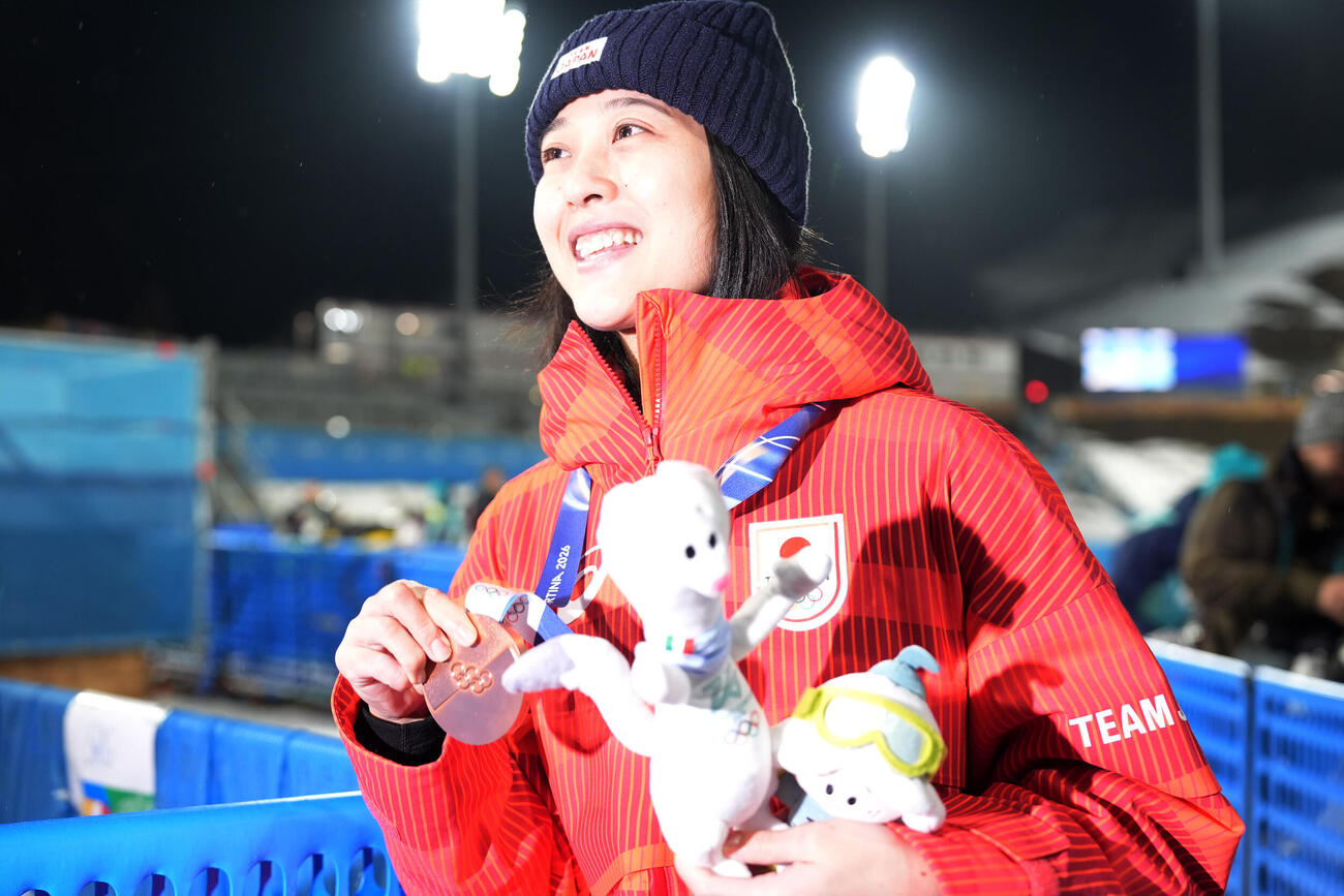女子個人ノーマルヒル決勝で銅メダルを獲得し笑顔の丸山希（撮影・パオロ　ヌッチ）