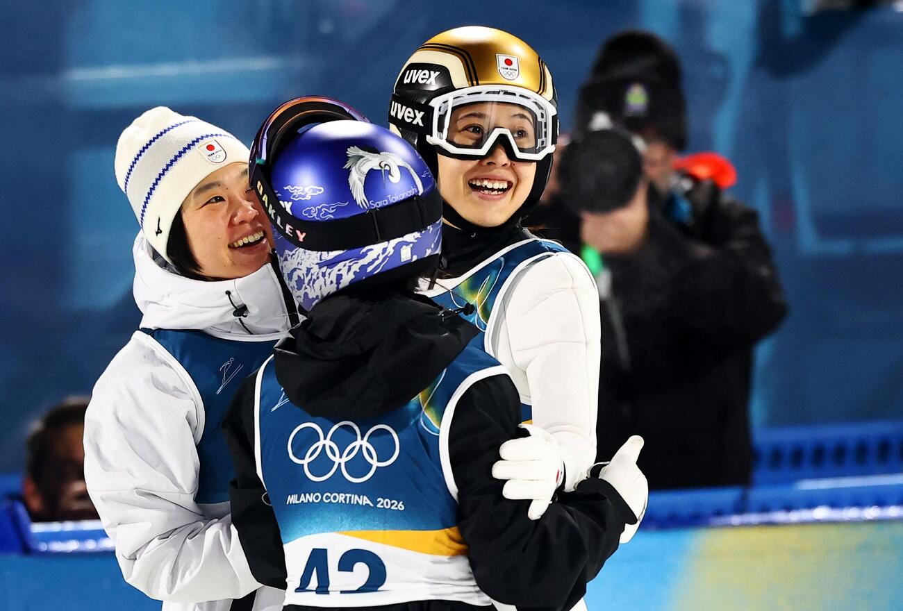 スキージャンプ女子ノーマルヒルで銅メダルを獲得した丸山希(右)は高梨沙羅と抱き合い喜ぶ(ロイター)