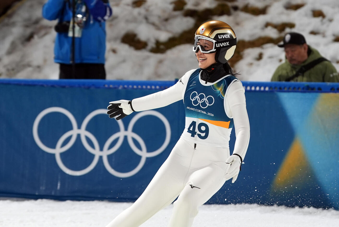 女子個人ノーマルヒル決勝で、2回目の飛躍を終え笑顔を見せる丸山希（撮影・パオロ　ヌッチ）