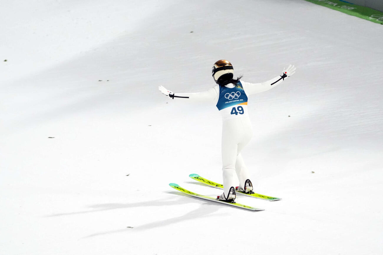女子個人ノーマルヒルで着地を決める丸山希（撮影・パオロ　ヌッチ）