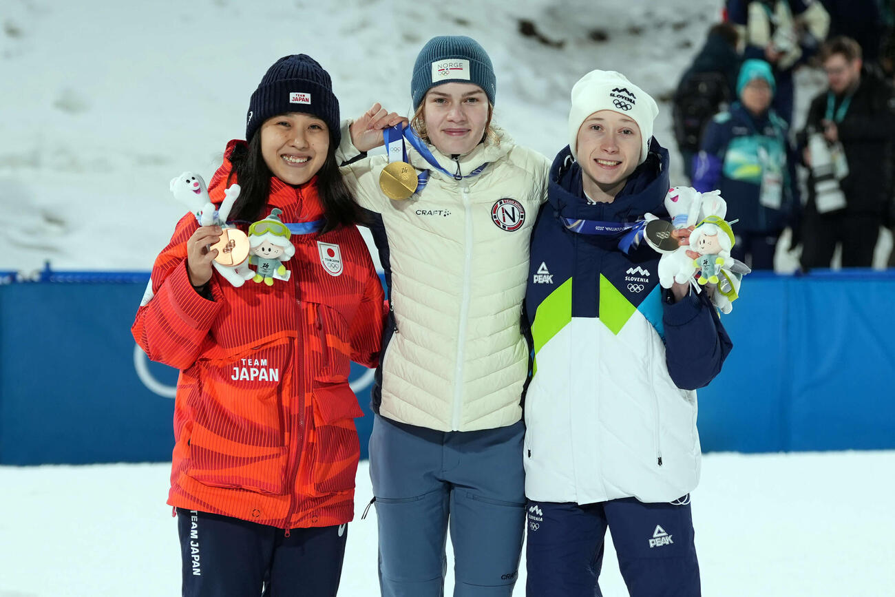 女子個人ノーマルヒルで獲得した銅メダルを手に、金のストレム（中央）らと写真に納まる丸山希（右）。右は銀メダルのニカ・プレブツ（撮影・パオロ　ヌッチ）