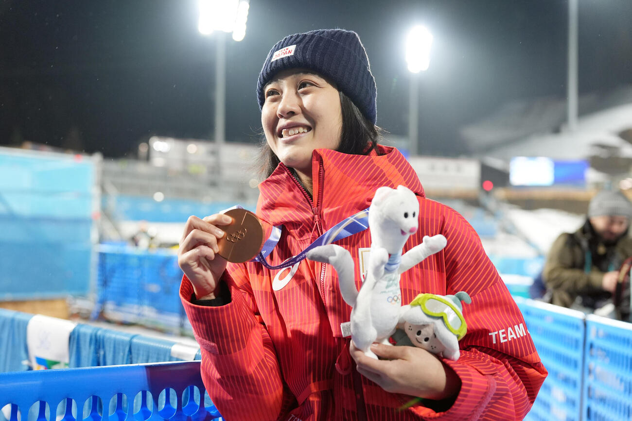 女子個人ノーマルヒルで銅メダルを獲得し笑顔を見せる丸山希（撮影・パオロ　ヌッチ）