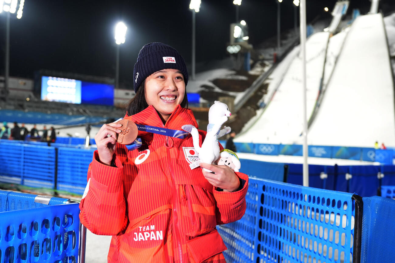女子個人ノーマルヒルで銅メダルを獲得し笑顔を見せる丸山希（撮影・パオロ　ヌッチ）