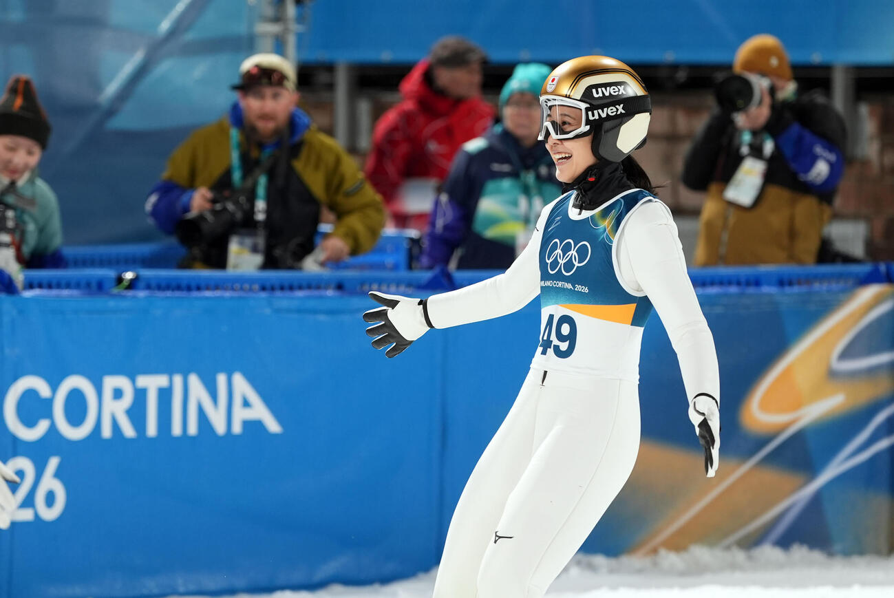 女子個人ノーマルヒル決勝で、2回目の飛躍を終え笑顔を見せる丸山希（撮影・パオロ　ヌッチ）