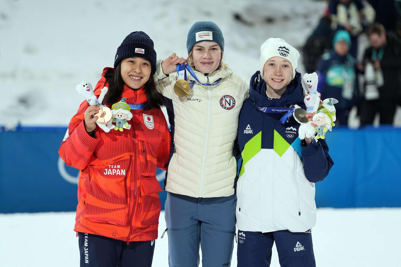 女子個人ノーマルヒルで獲得した銅メダルを手に、金のストレム（中央）らと写真に納まる丸山希（右）。右は銀メダルのニカ・プレブツ（撮影・パオロ　ヌッチ）