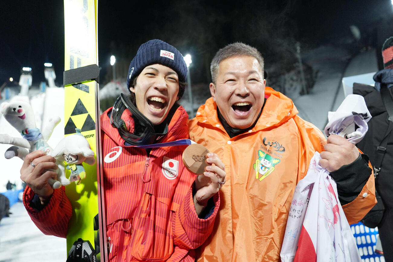 銅メダルに輝き父の学さん（右）と笑顔を見せる二階堂蓮（撮影・パオロ　ヌッチ）