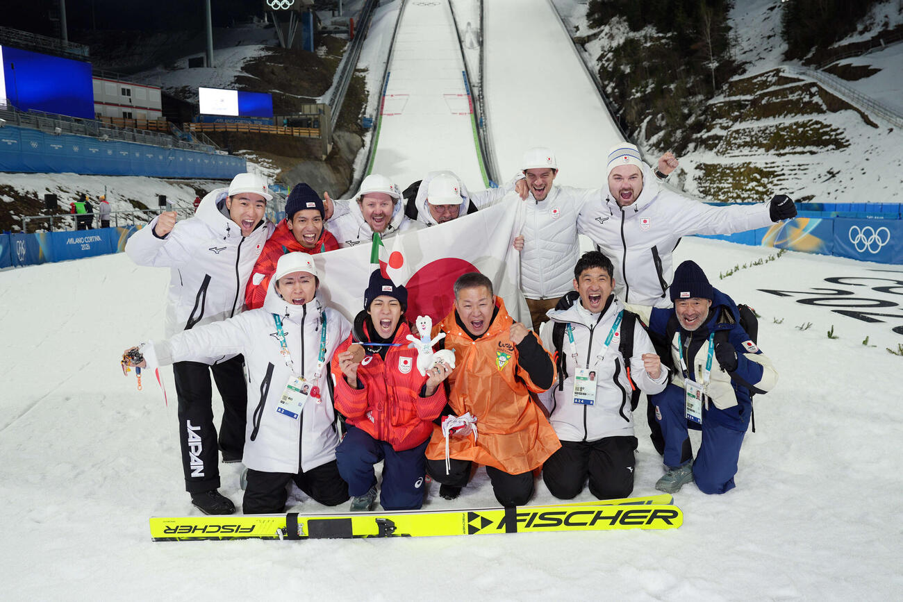 銅メダルに輝き記念撮影に納まる二階堂蓮（前列左から2人目）。右は父の学さん（撮影・パオロ　ヌッチ）
